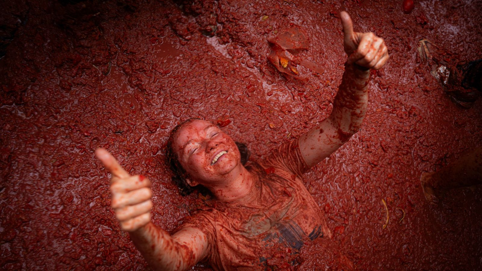Feliz entre tomates espachurrados