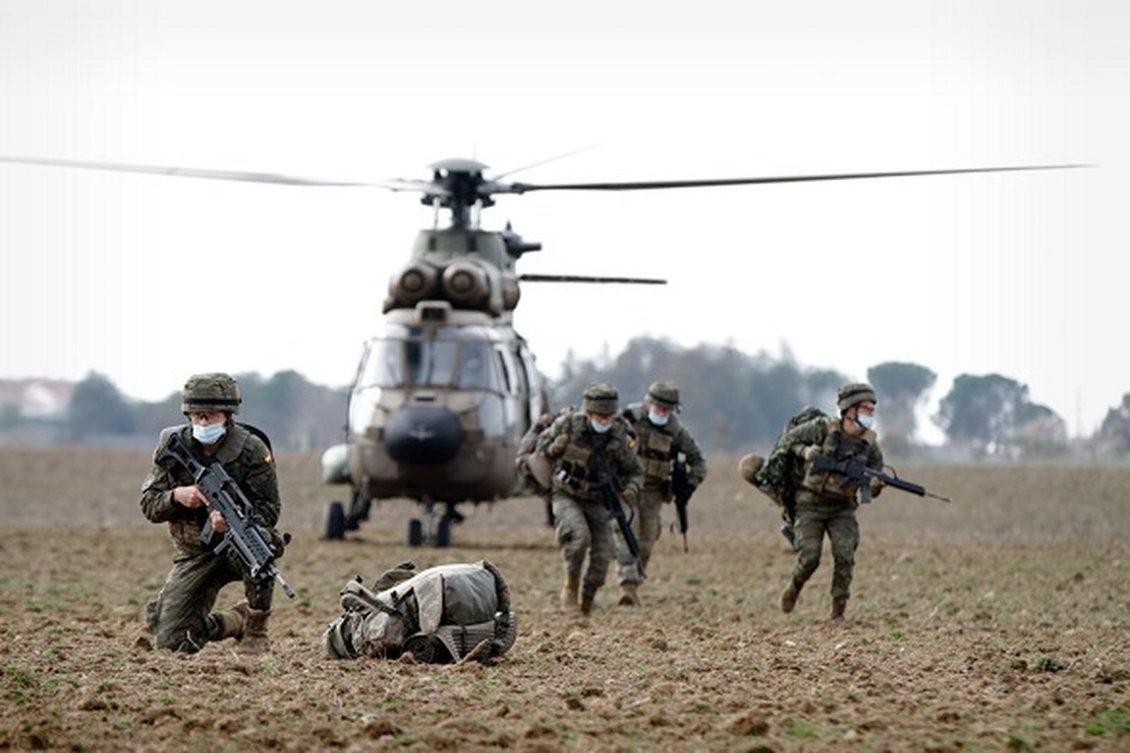 Despliegue de efectivos de la Bripac desde un helicóptero
