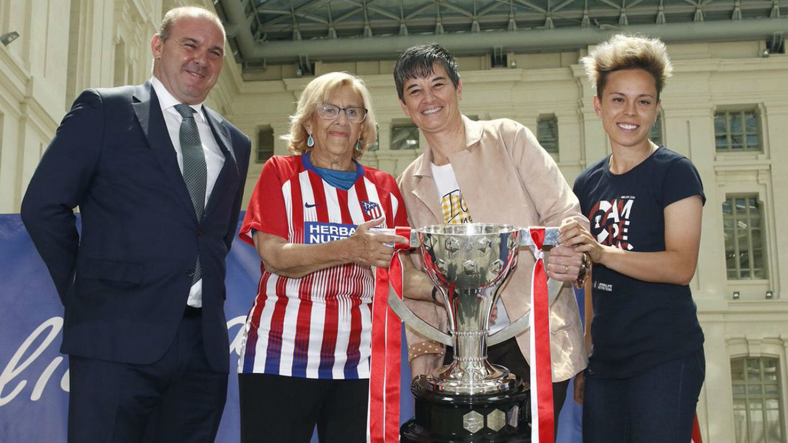 Manuela Carmena, con el Atlético Madrid Femenino