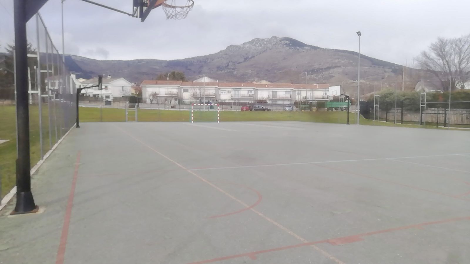 Pista deportiva del colegio Divino Maestro de Los Molinos