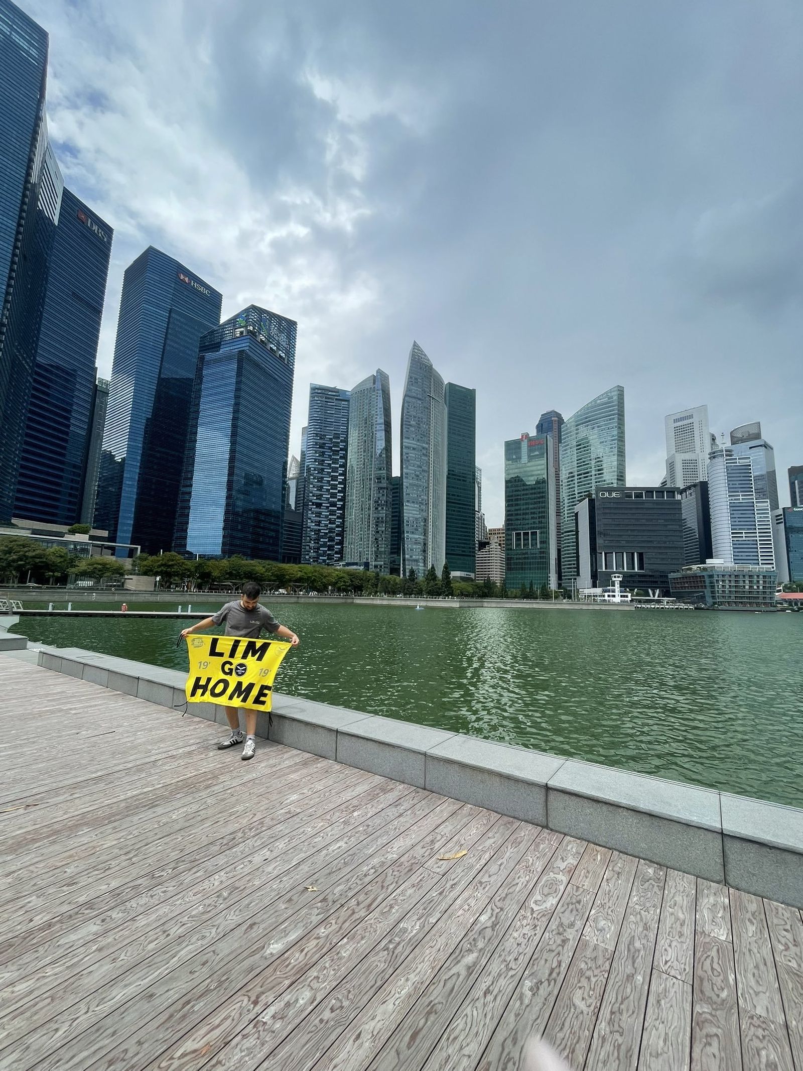 Valencianista protesta contra Peter Lim en Singapur