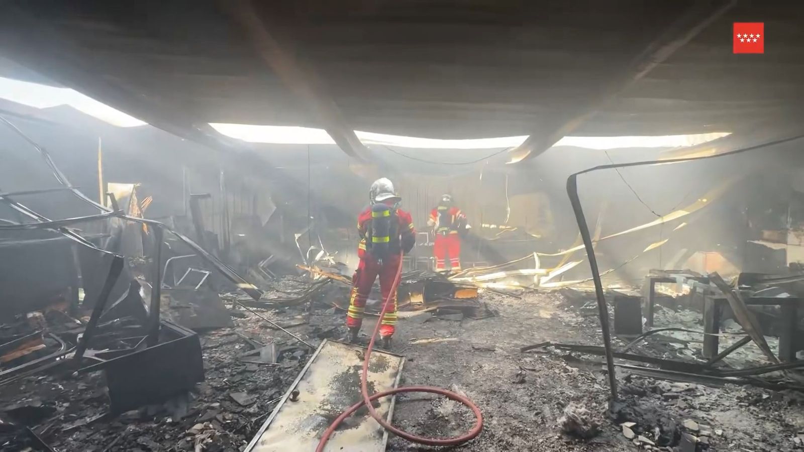Un incendio en una nave industrial de Collado Villalba obliga a movilizar a siete dotaciones de bomberos
