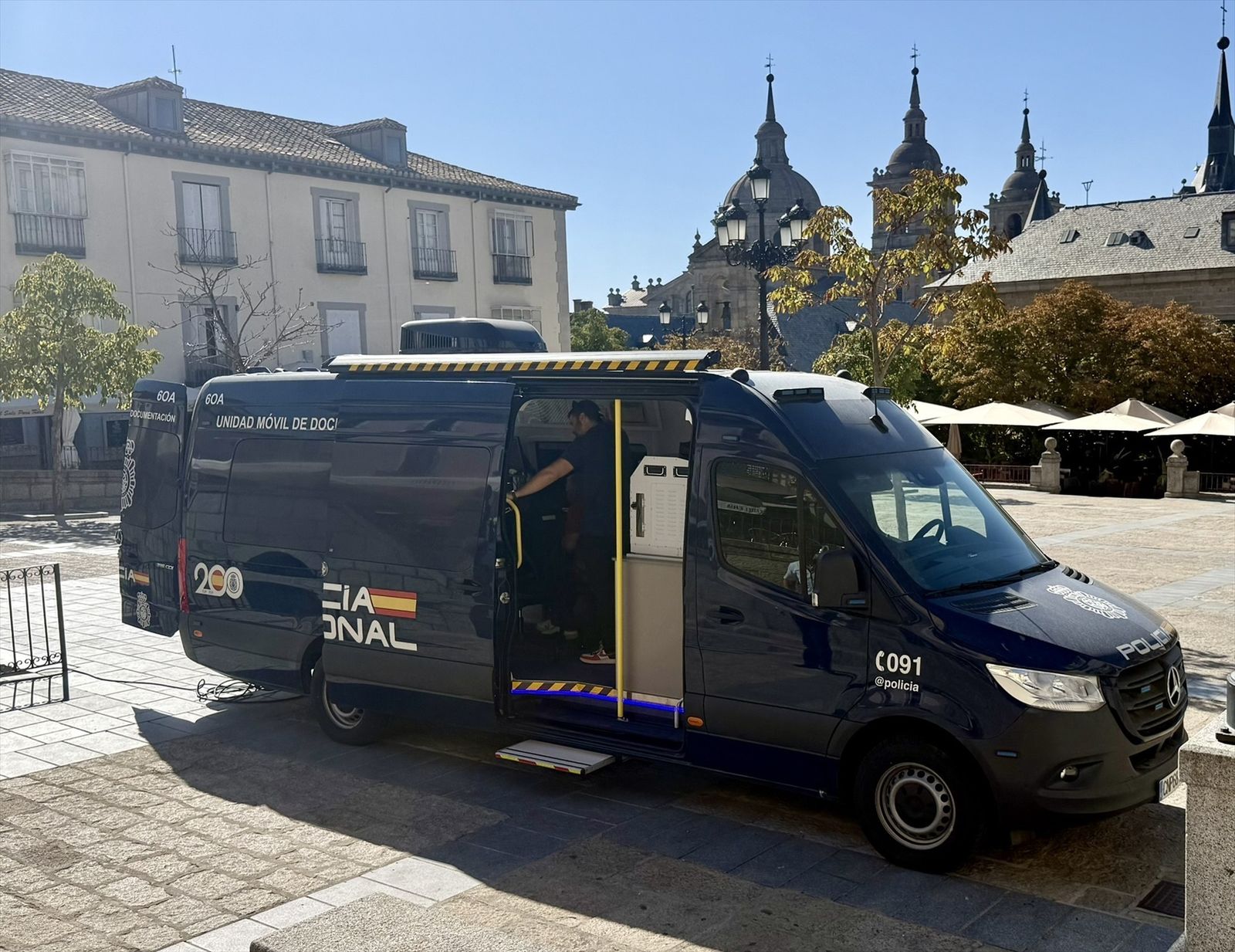 Unidad móvil de la Policía Nacional para documentación