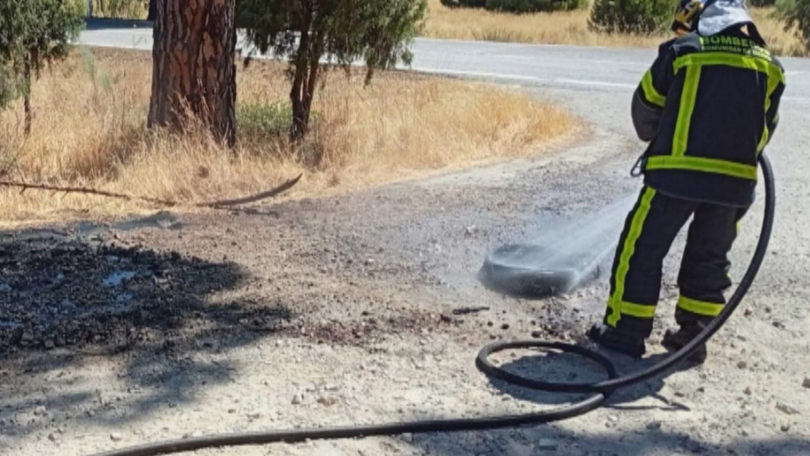 Unos ciclistas evitan un incendio en San Martín de Valdeiglesias tras detectar un neumático ardiendo junto al bosque
