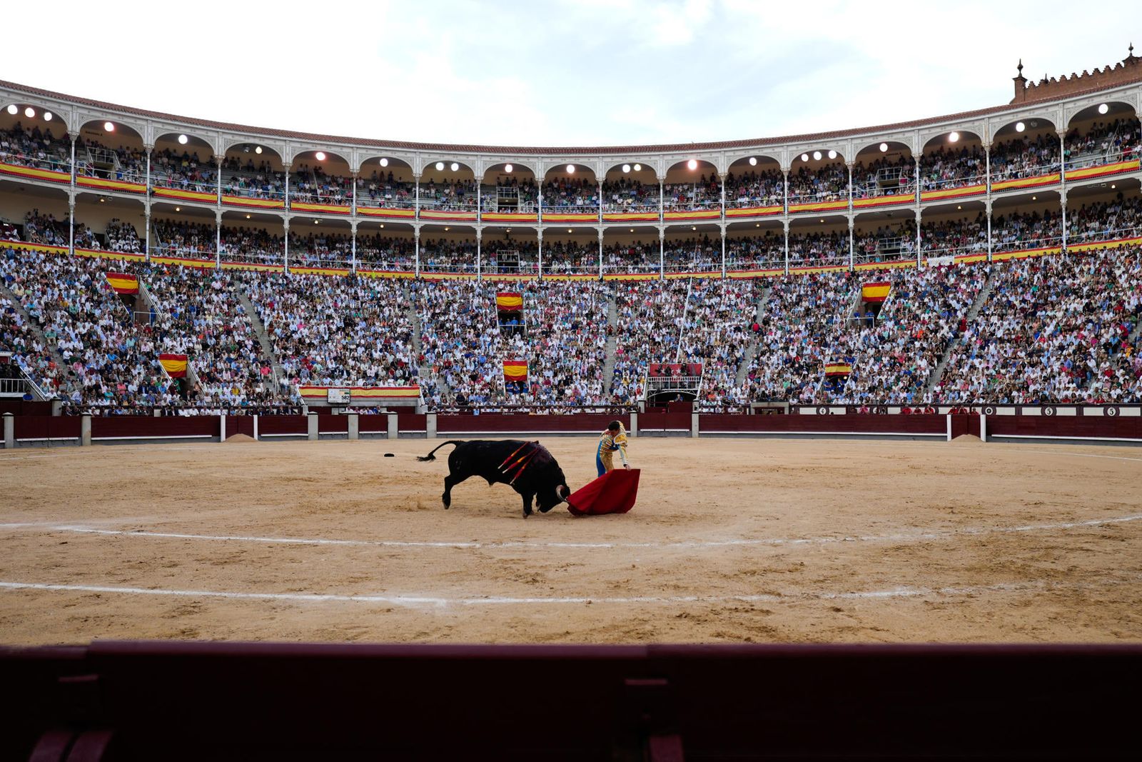 Fernando Adrián torea ante una plaza de Las Ventas llena