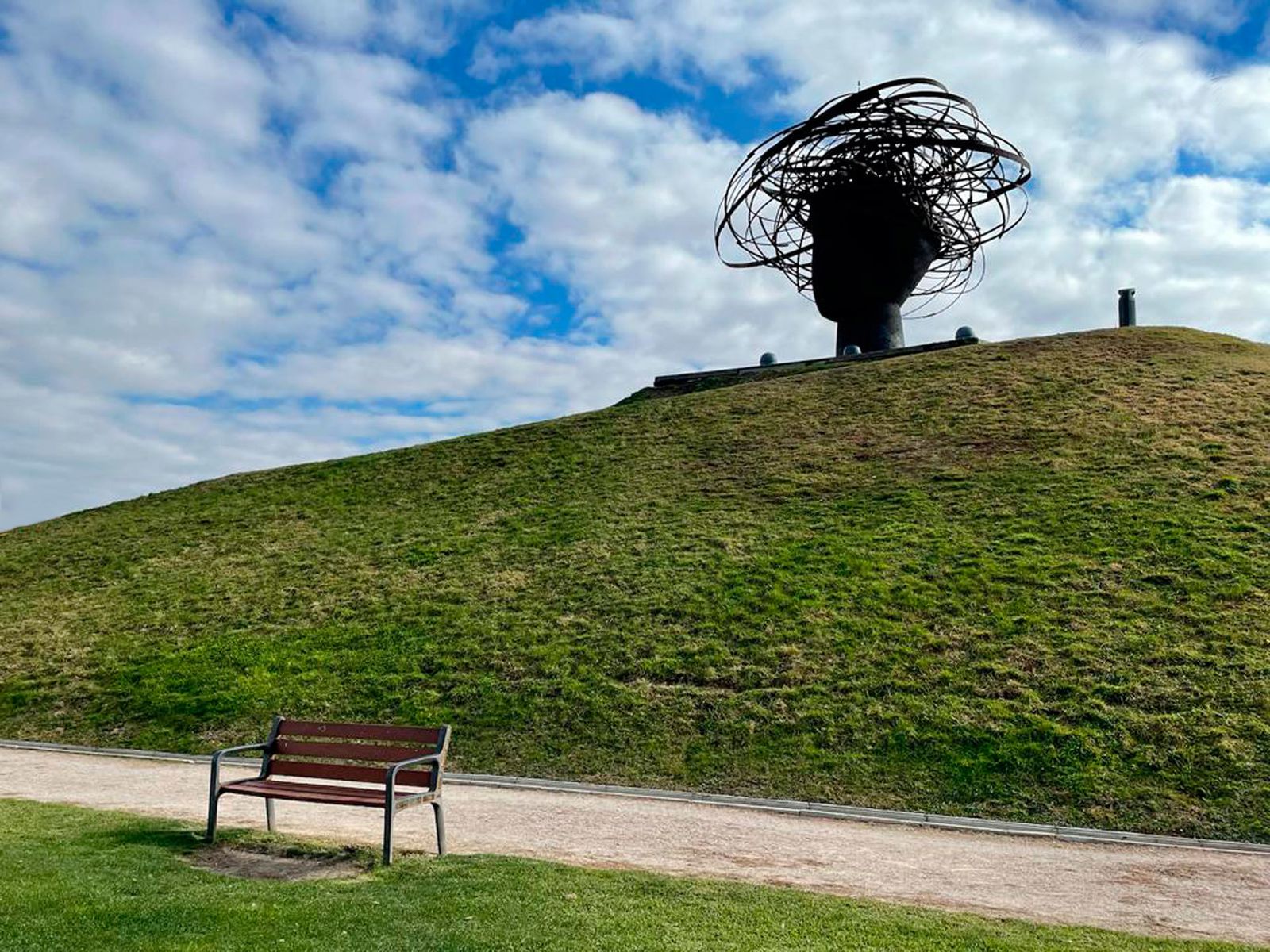 Parque Lineal del Manzanares con su icónica cabeza