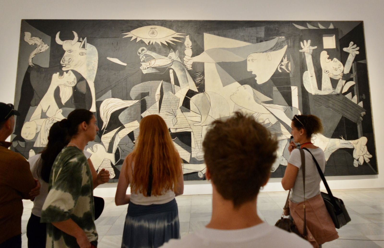Asistentes observan el cuadro del Guernika en el Museo Reina Sofía