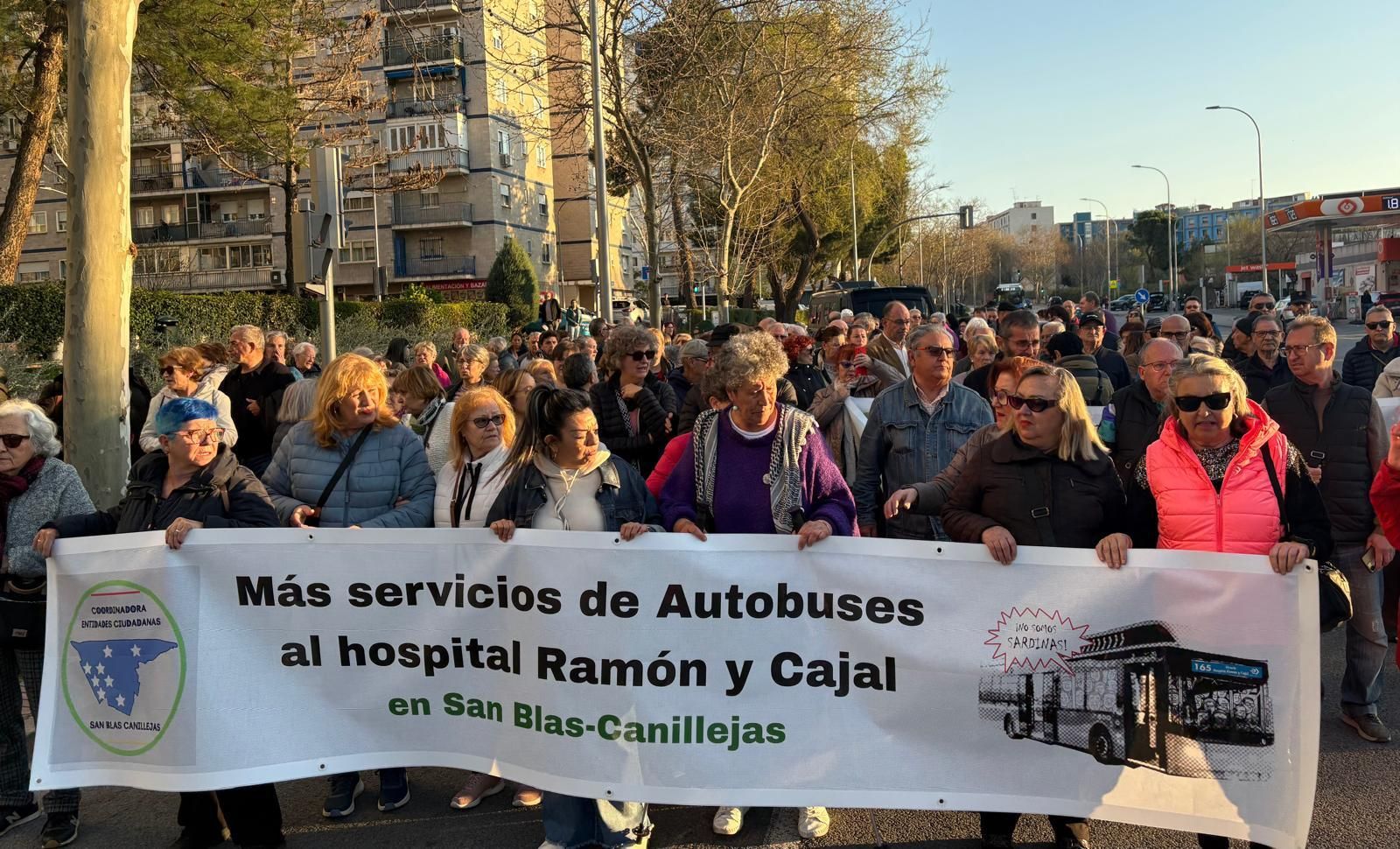 Protesta en San Blas para pedir mejor servicio de EMT hasta el Hospital Ramón y Cajal