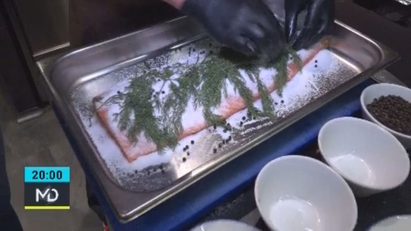 Lomo de salmón cubierto con pimienta y eneldo