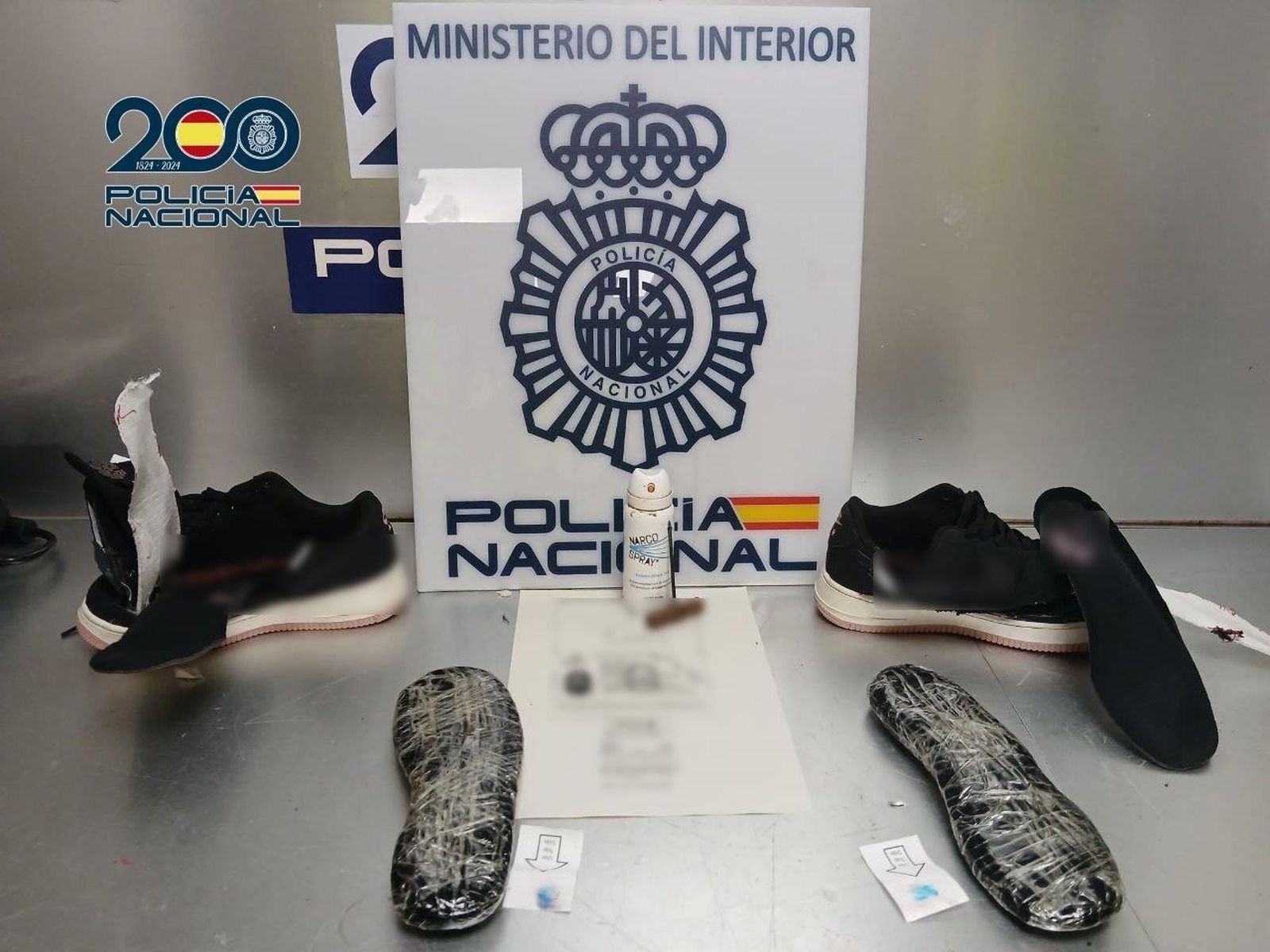 Droga oculta en zapatillas
