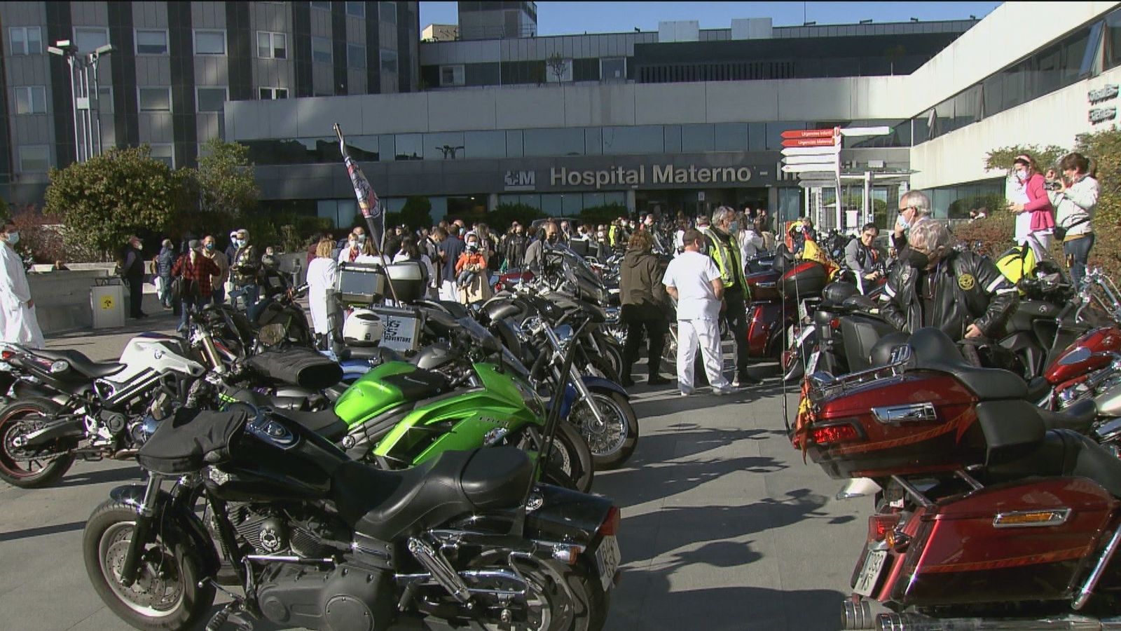 Asociaciones de moteros se concentran en el Hospital de La Paz en homenaje a los sanitarios