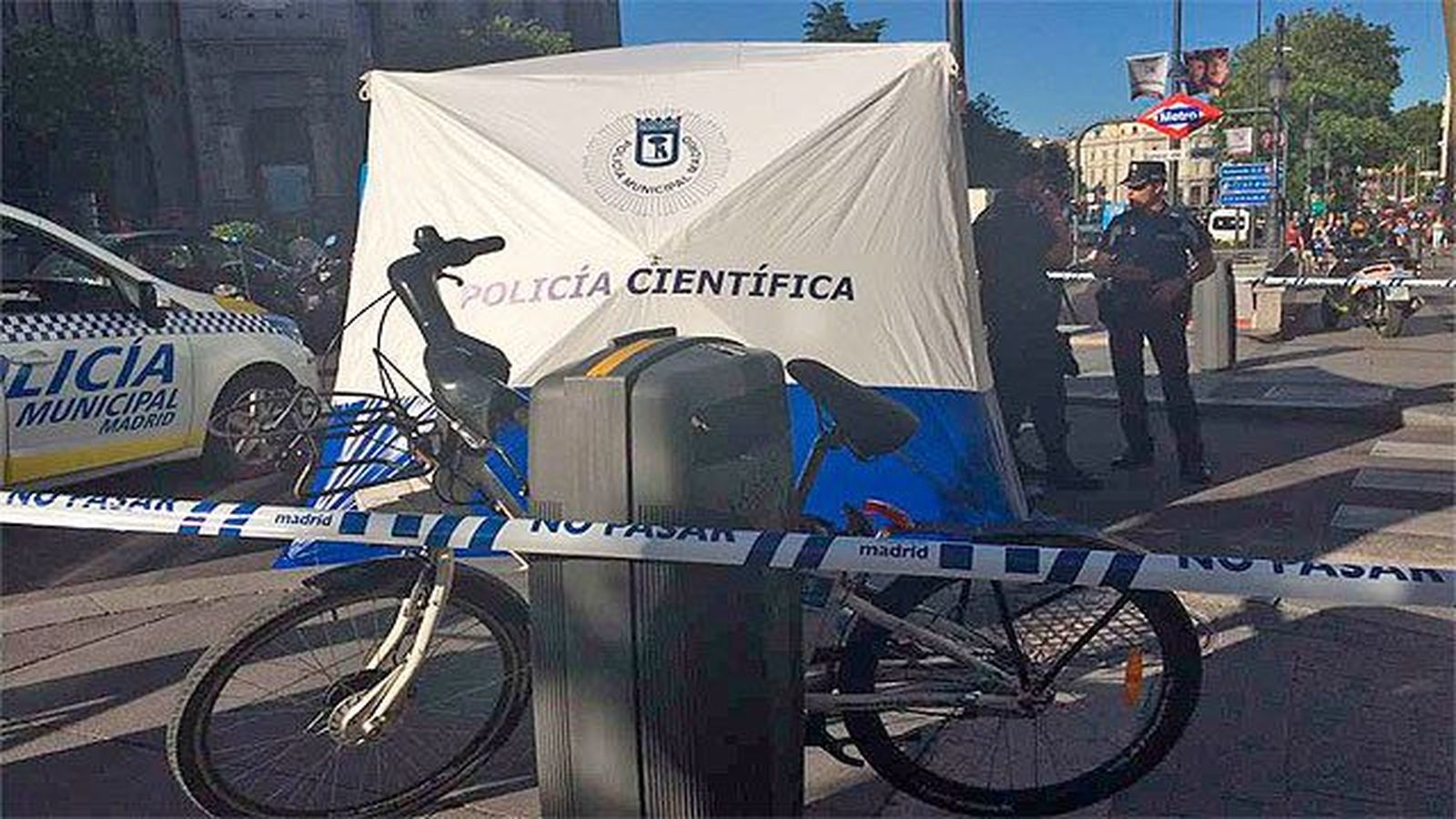 Muere un ciclista atropellado por un camión en la calle Alcalá