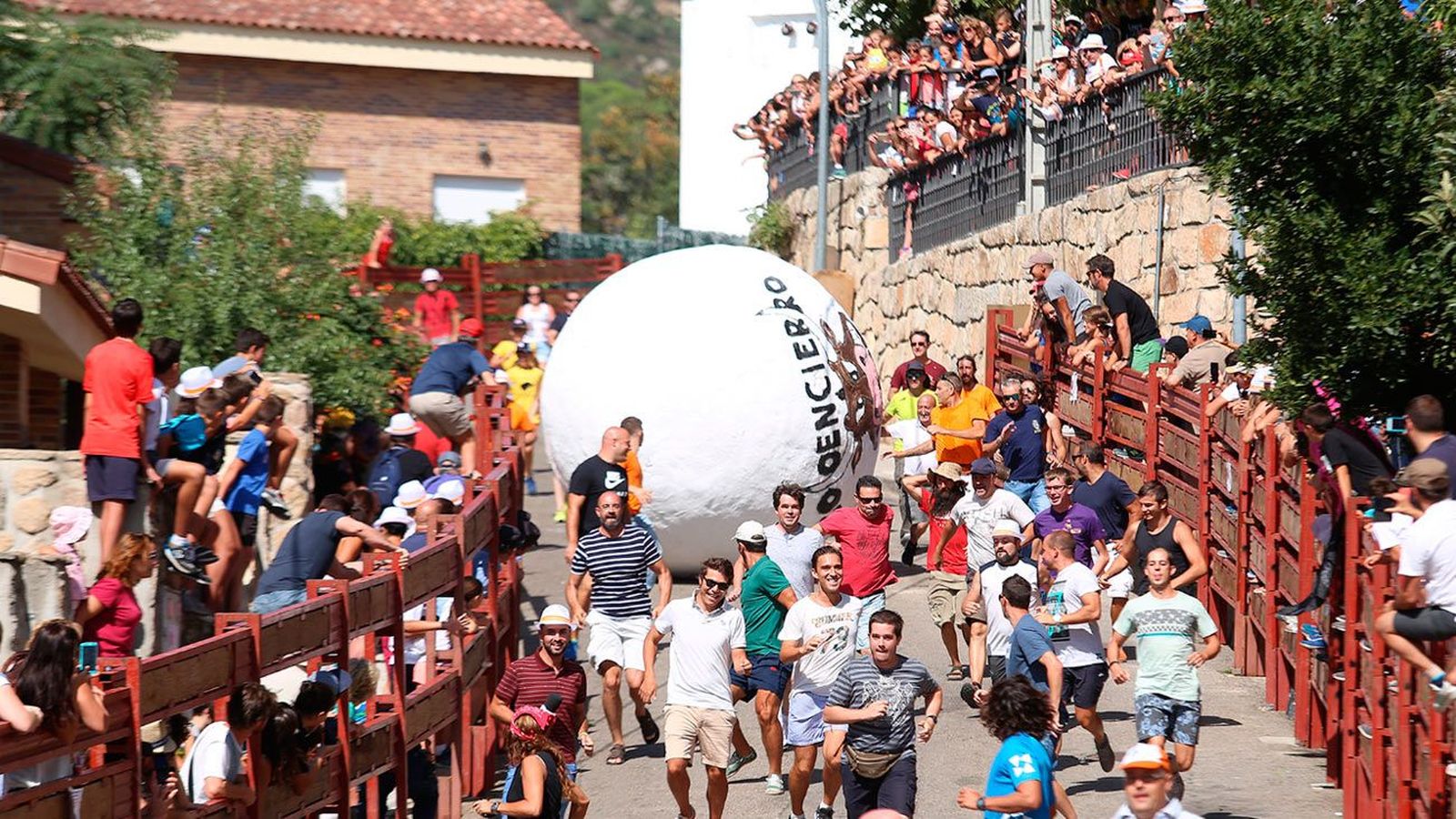 Imágenes en exclusiva del momento en que la bola de 250 kilos impacta en un corredor en Matalpino