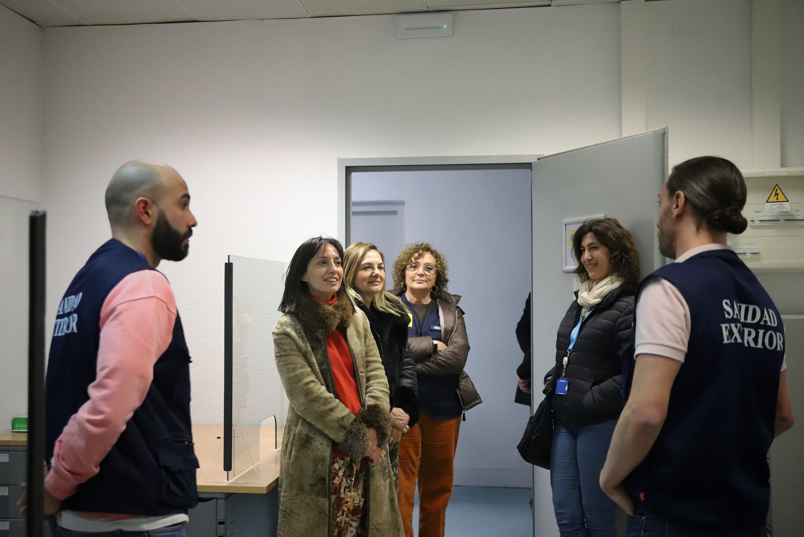 La delegada del Gobierno, Mercedes González, durante la visita al puesto de control de fronteras de Barajas