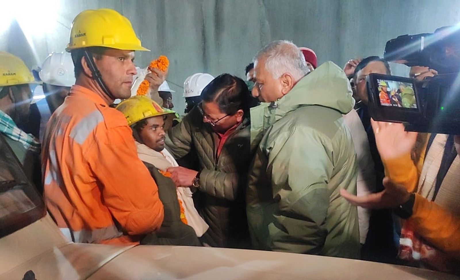 Rescatan con éxito a los 41 trabajadores atrapados por 17 días en un túnel en la India