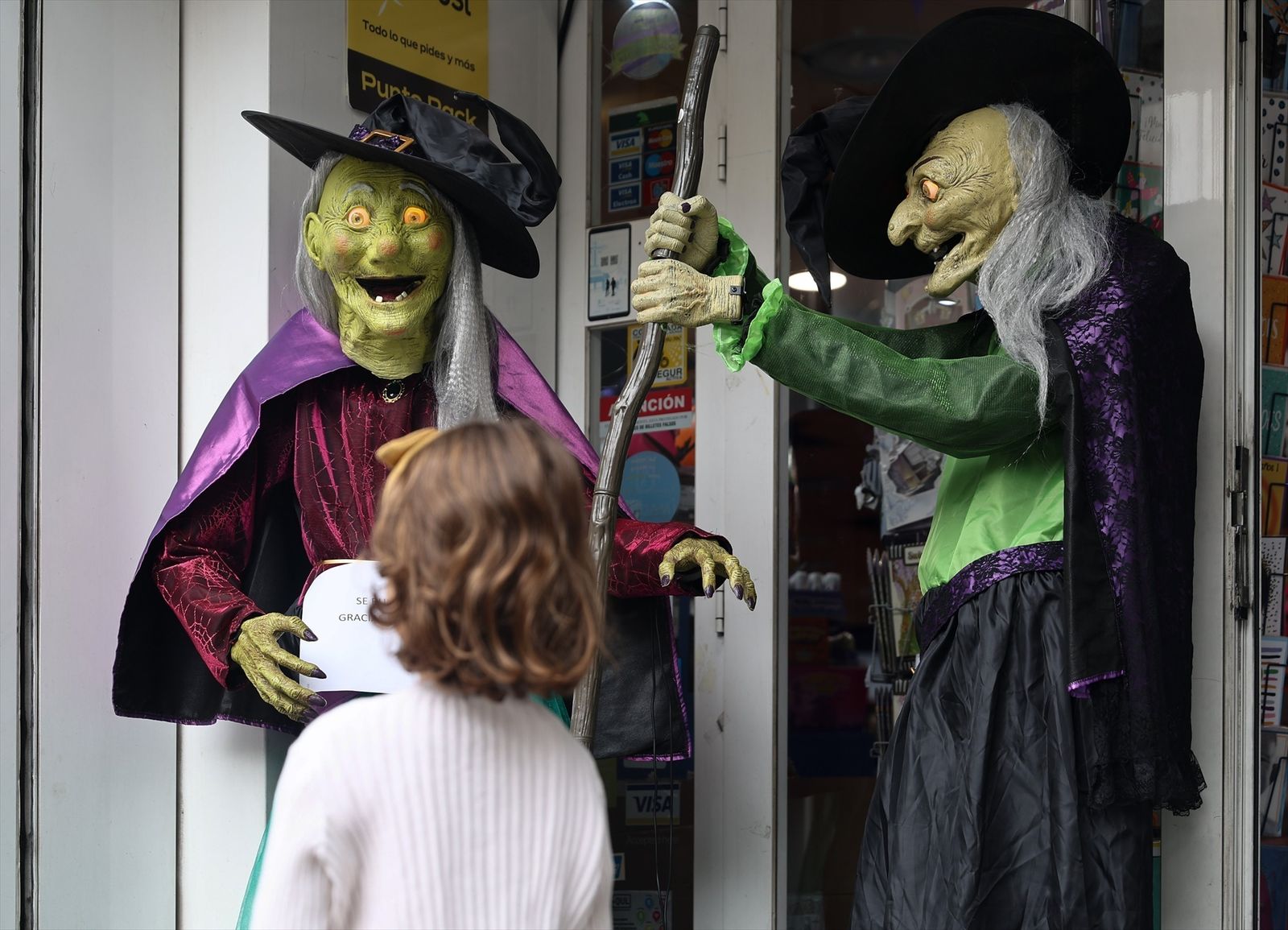 Dos muñecos disfrazados a las puertas de una tienda, en Madrid