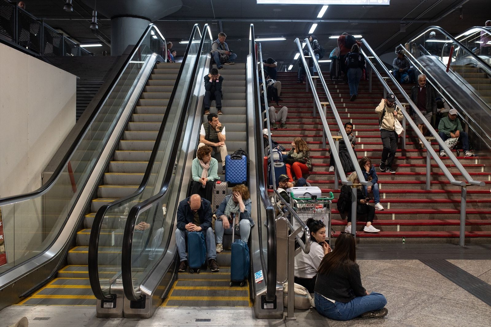 Viajeros en las escaleras de la estación de Madrid - Puerta de Atocha