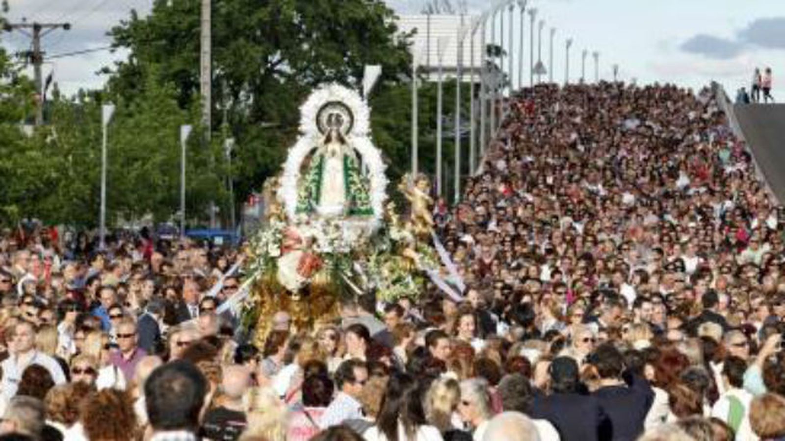 La bajada de la Virgen de los Angeles hasta la catedral, comienzo de las fiestas de Getafe