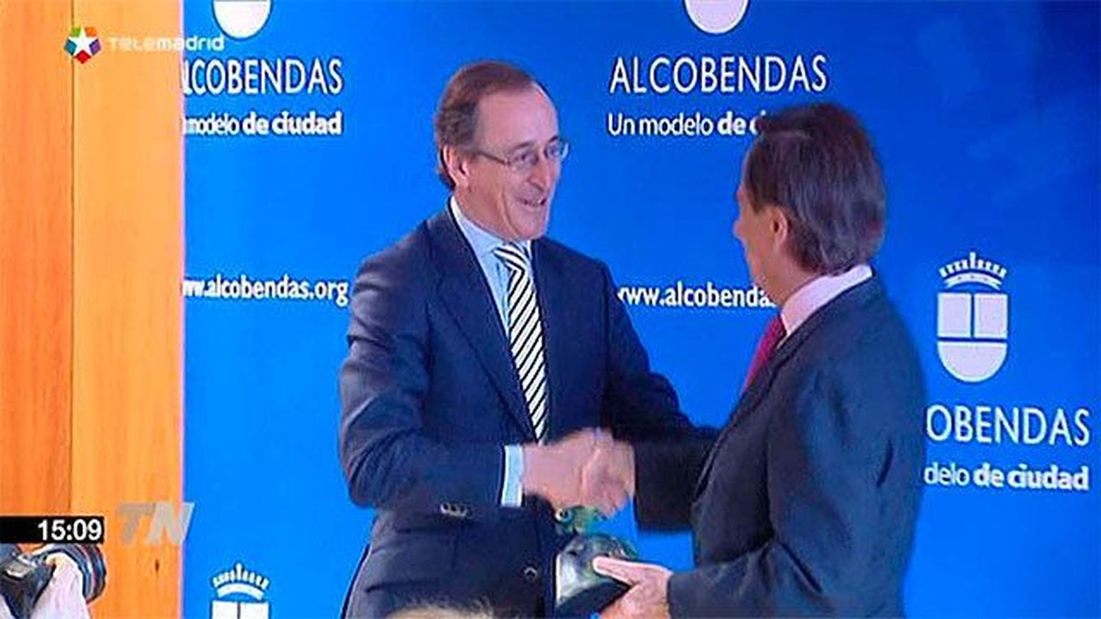 Alonso entrega a Alcobendas un premio por su labor contra violencia machista