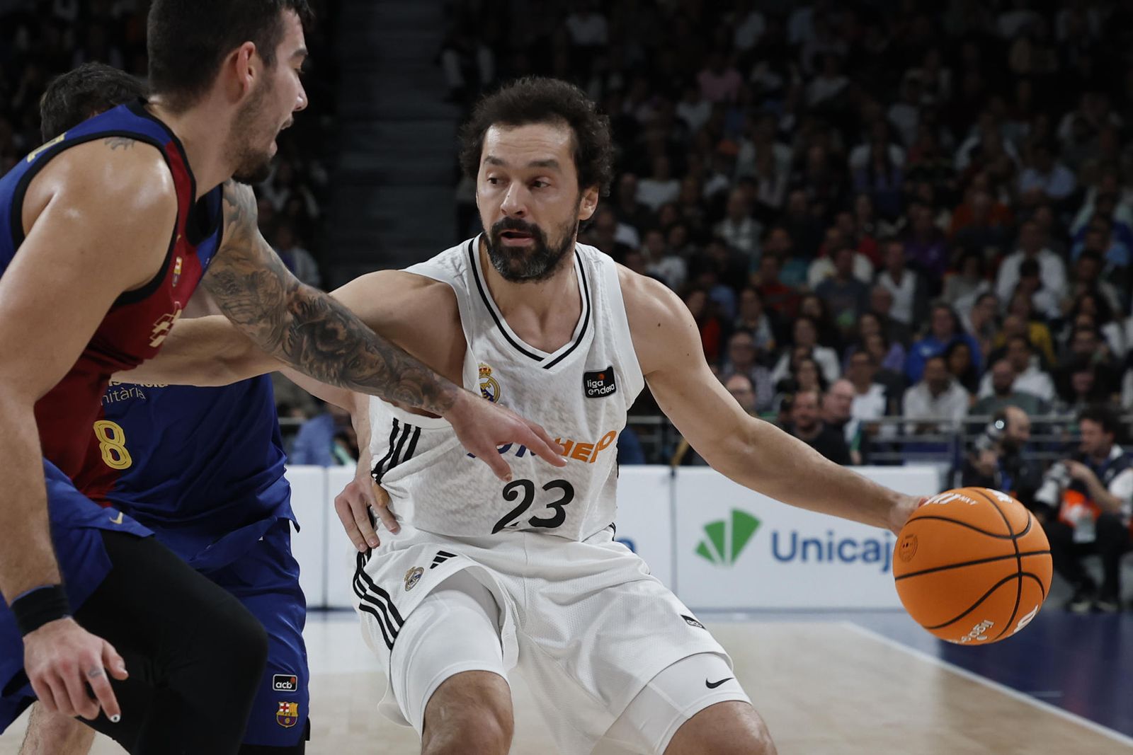 El base del Real Madrid Sergio Llull, durante el partido de la Liga Endesa de baloncesto ante el FC Barcelona