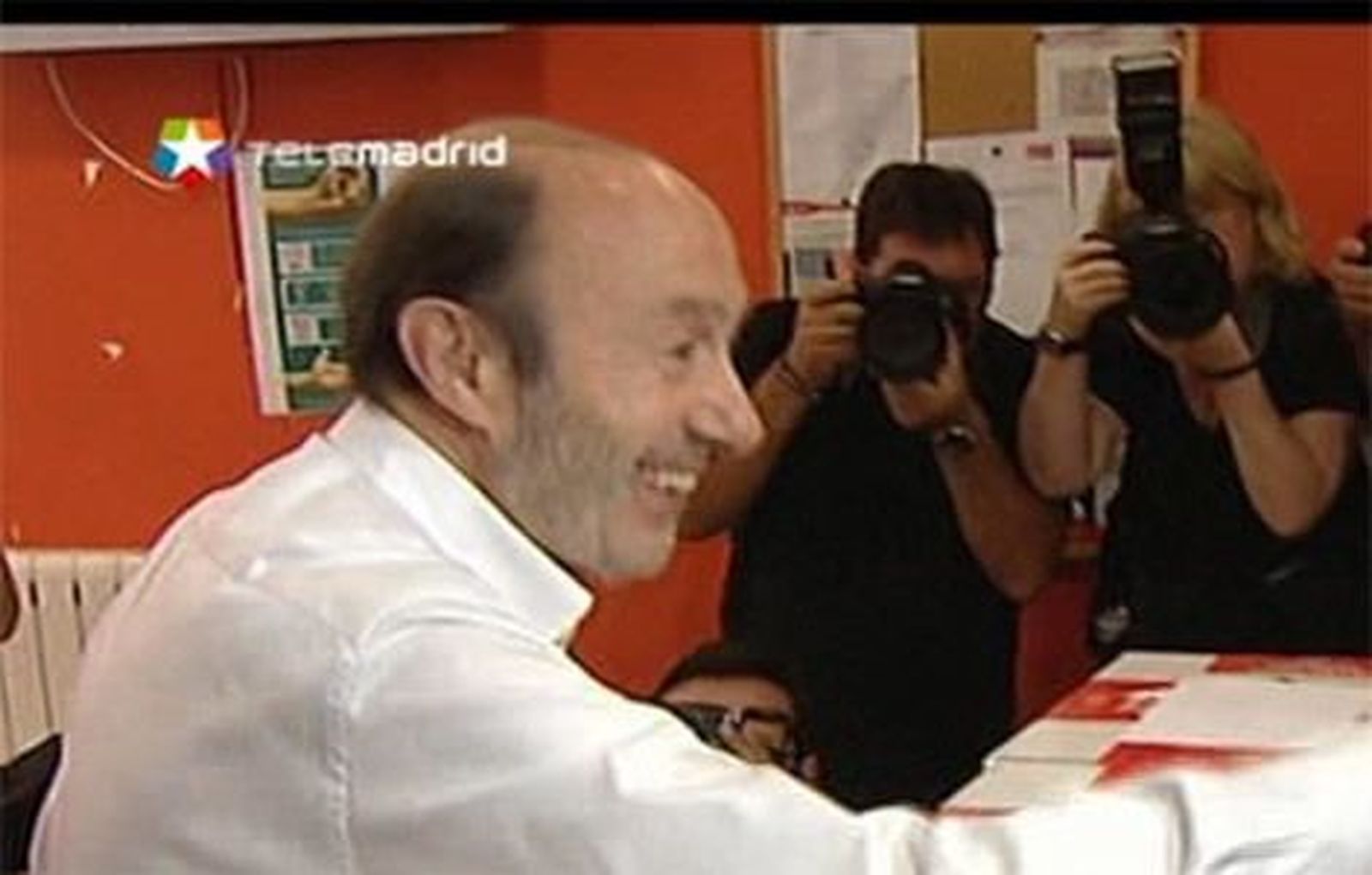 Dirigentes del PSOE esperan un congreso de unidad tras el adiós de Rubalcaba