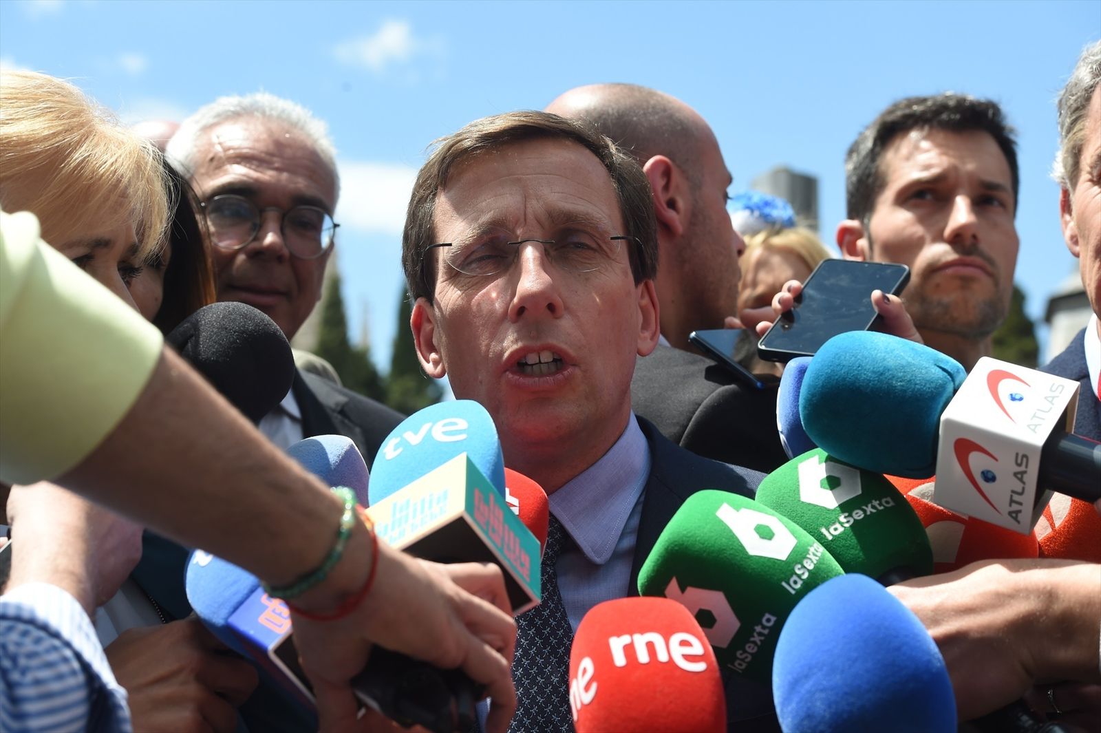 El alcalde de Madrid, José Luis Martínez-Almeida, atiende a los medios en la pradera de San Isidro