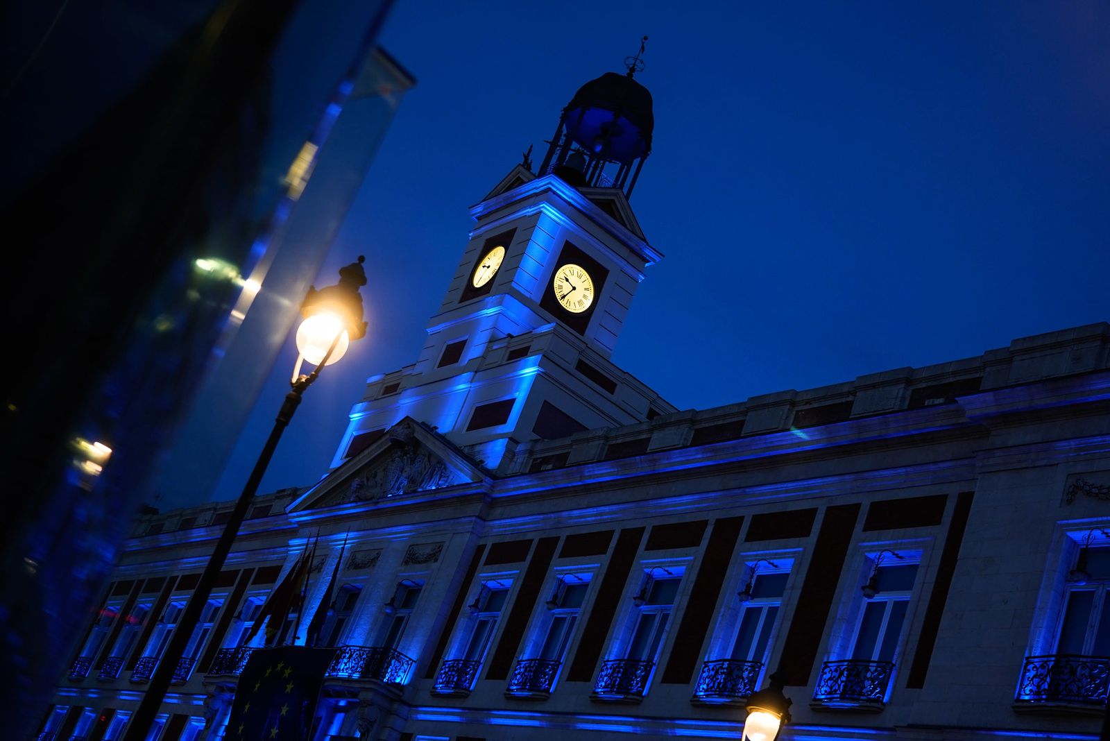 La Casa de Correos ilumina de azul la Puerta del Sol para celebrar el Día de Europa