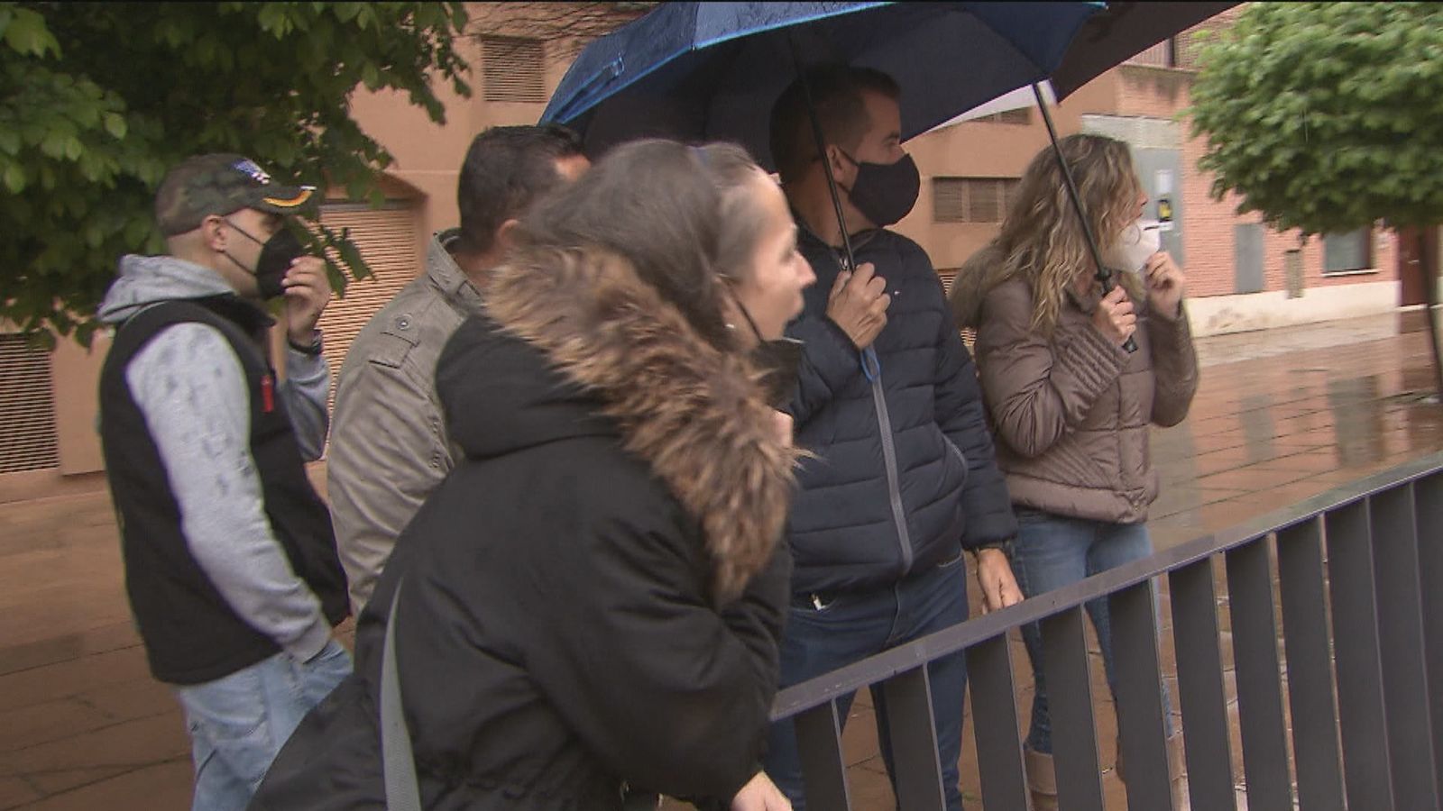 Los familiares de las víctimas increpan al presunto pederastra de Valdeavero a la puerta de los juzgados