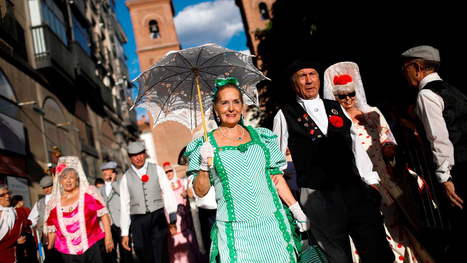 Chulapos y manolas en la procesión de la virgen de la Paloma