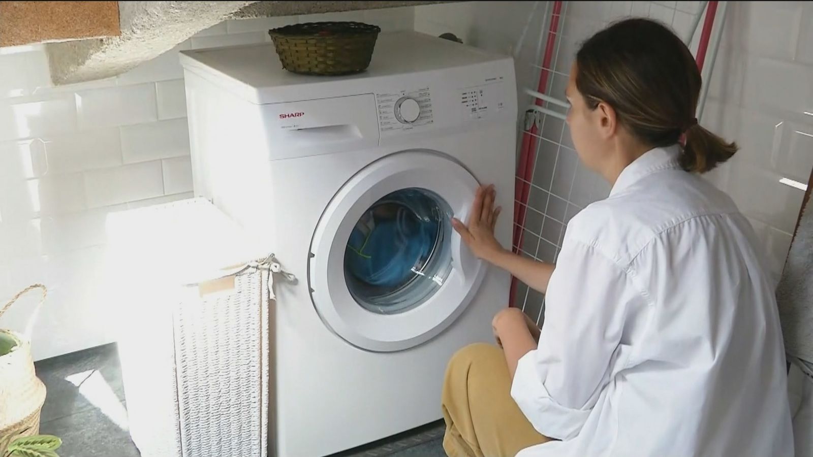 Mujer poniendo la lavadora