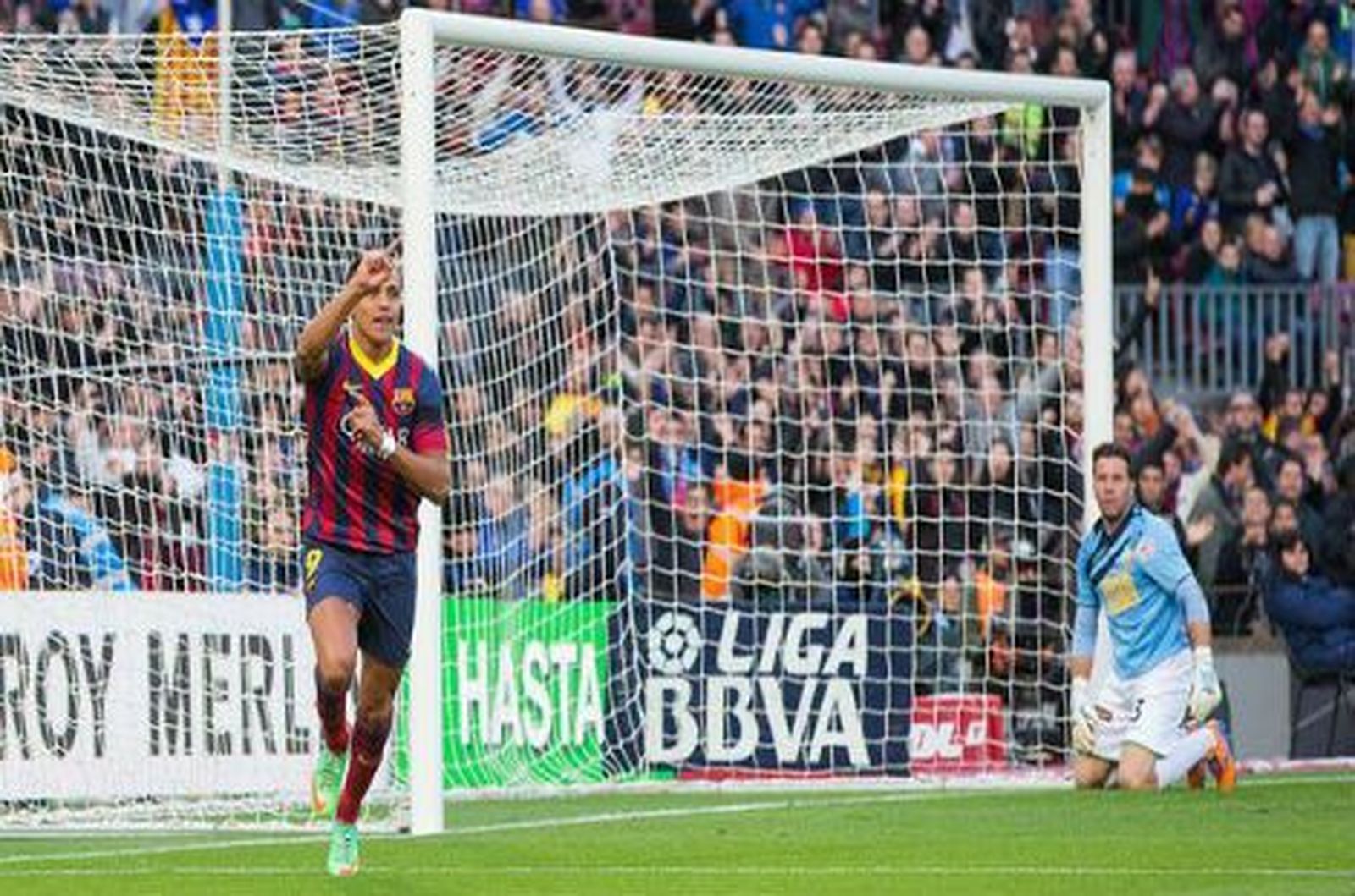 4-0. Alexis y Pedro mantienen líder al Barça
