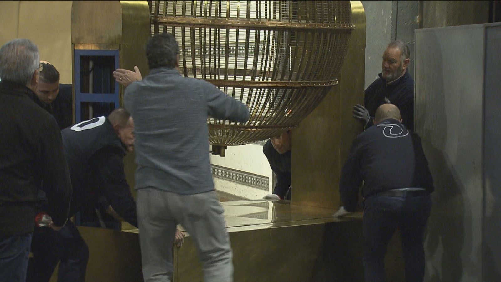 Los bombos de la Lotería de Navidad ya están en el Teatro Real