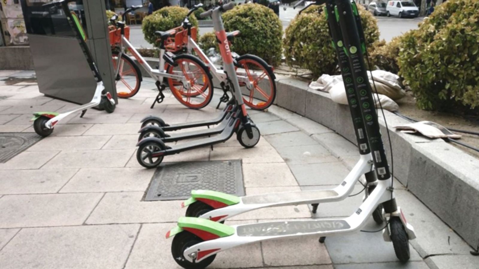 Esta es la idea de Mensajeros de la Paz para recoger patinetes tirados en Madrid