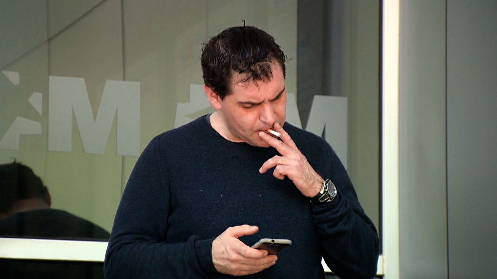 Un hombre fumando
