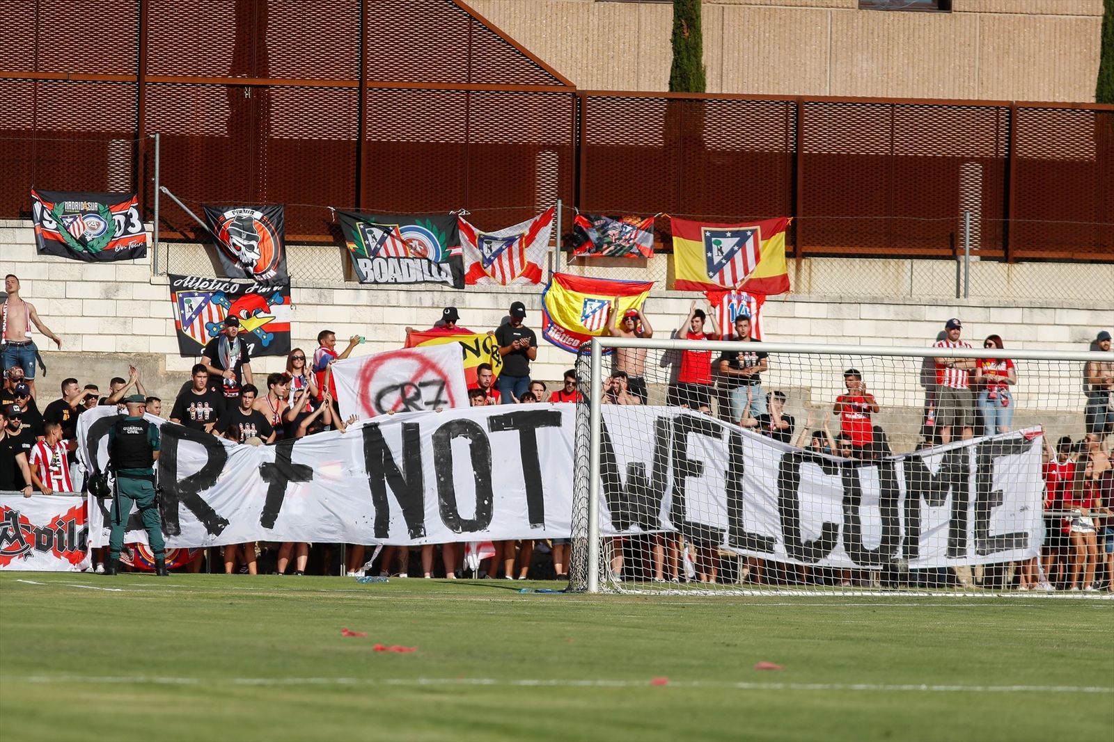 Pancarta contra el fichaje de Cristiano