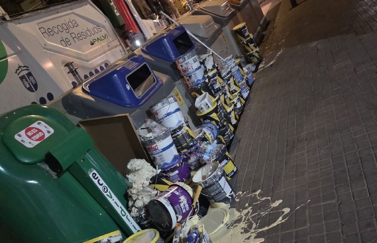 "Un desastre", pintura derramada y más de 60 botes abandonados en la calle en Valdemoro