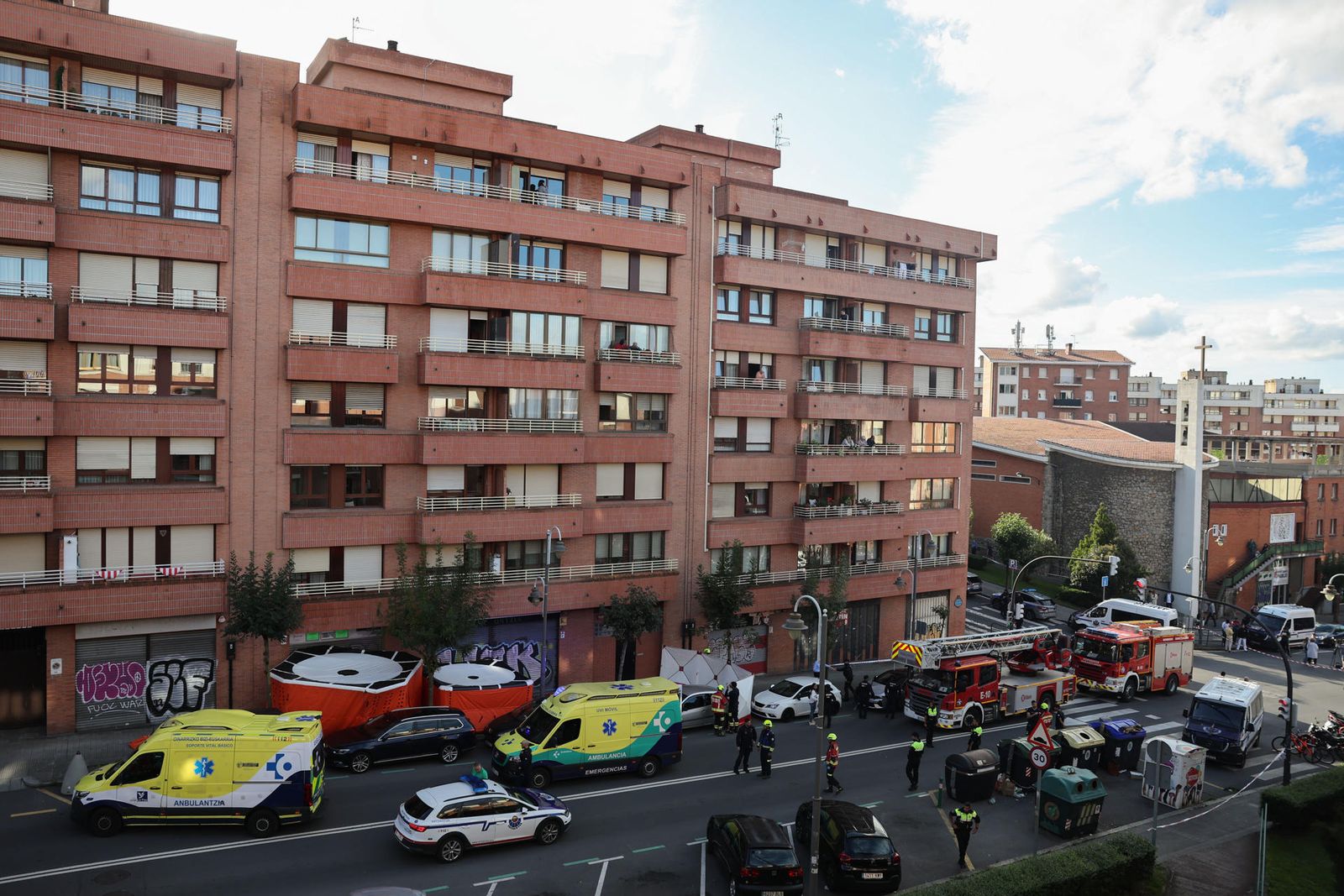Un hombre se arroja por la ventana tras herir a sus padres con un cuchillo en Bilbao