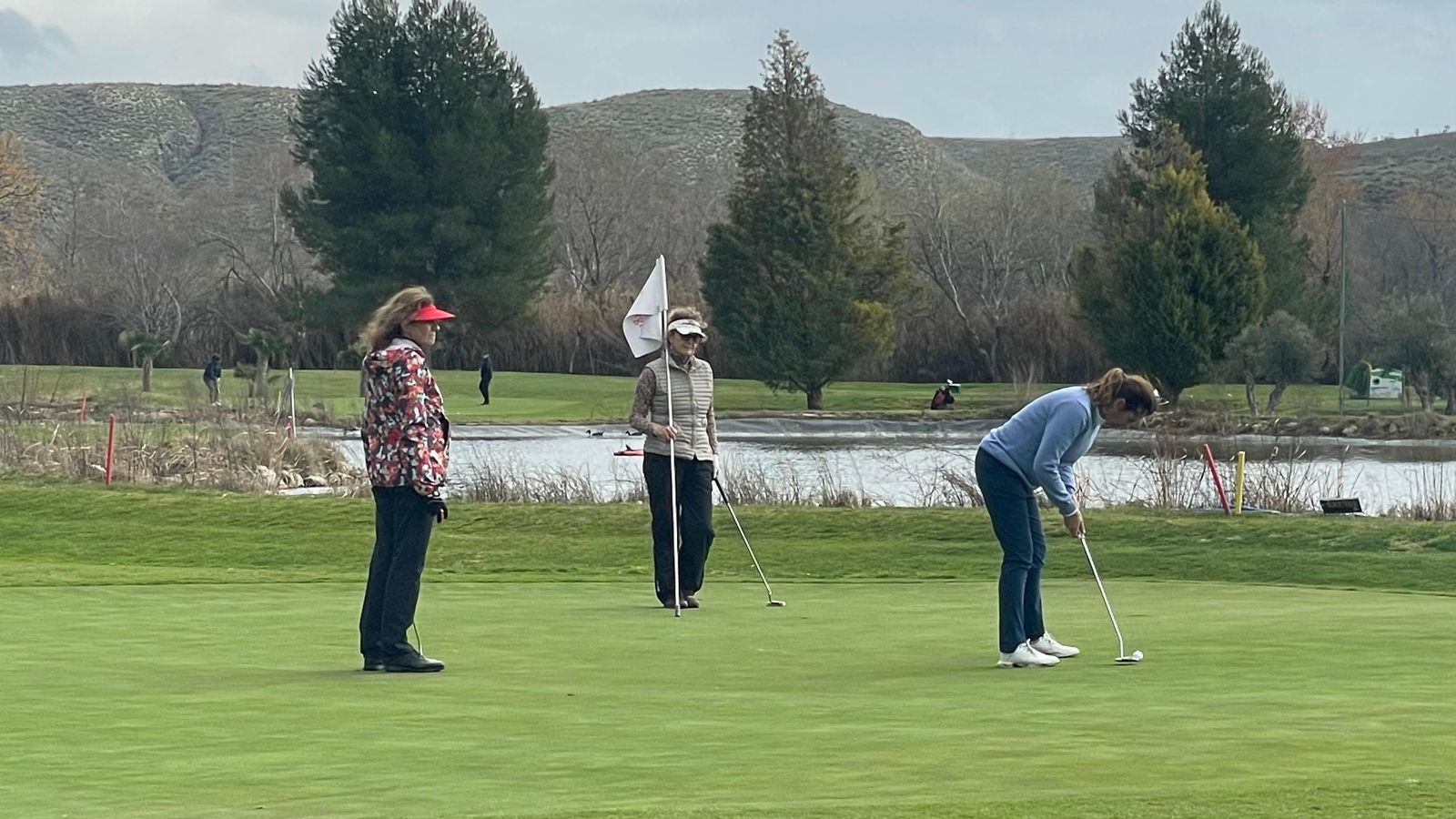 Mujeres jugando al golf