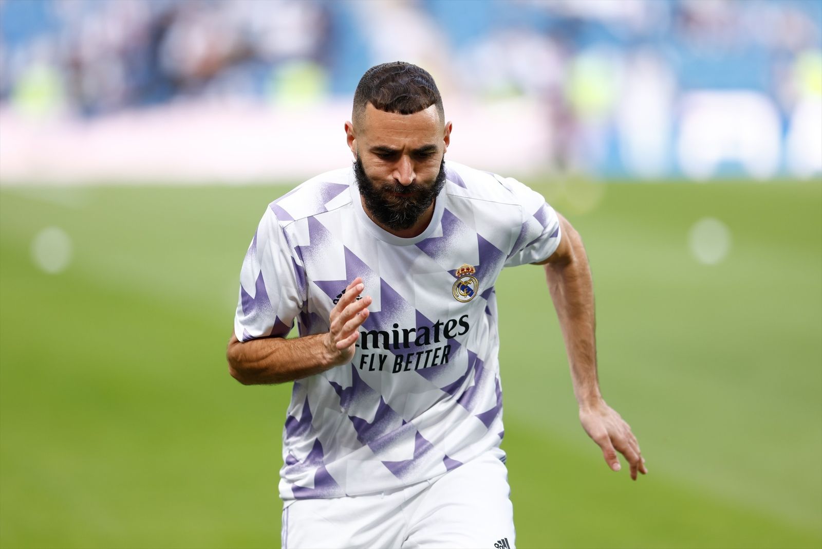 Karim Benzema calienta antes del partido de Liga Santander entre el Real Madrid y el FC Barcelona