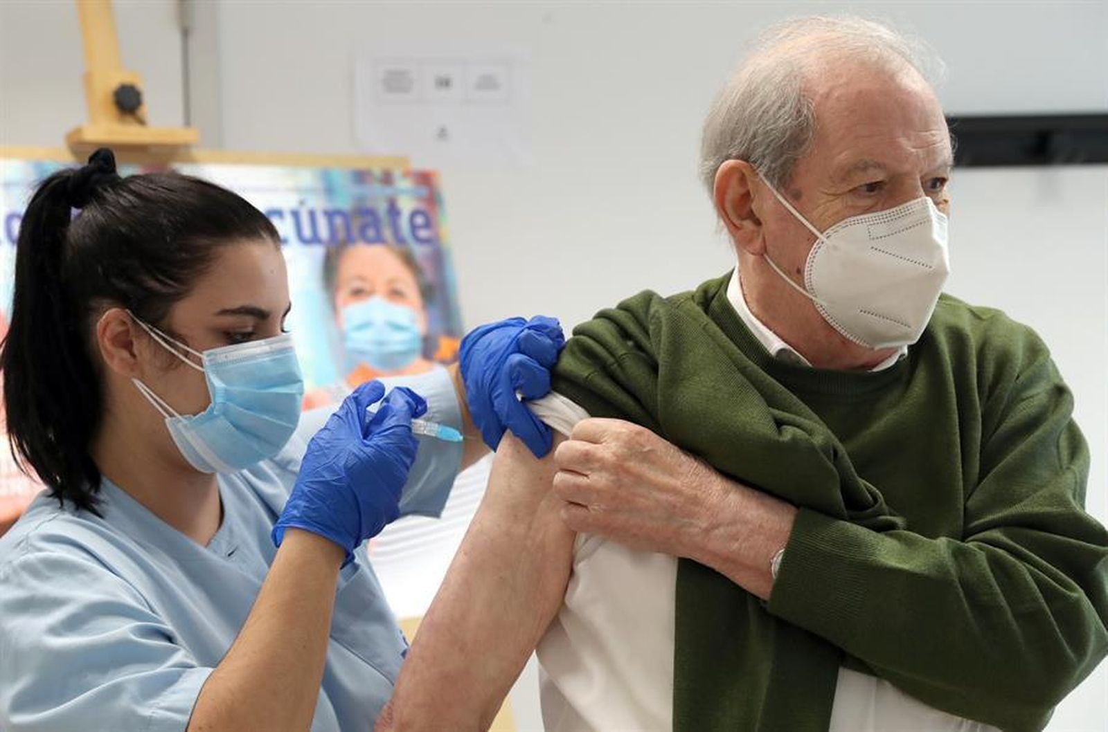 Un hombre se vacuna de la gripe