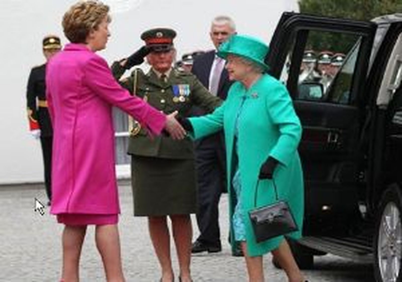 La reina Isabel II llega a Dublín para iniciar una histórica visita a Irlanda