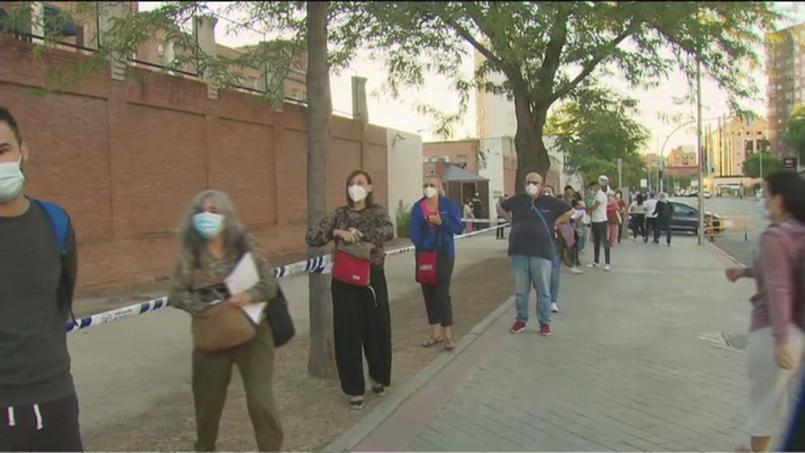 Colas fluidas y ordenadas en el segundo día de pruebas serológicas a los profesores madrileños