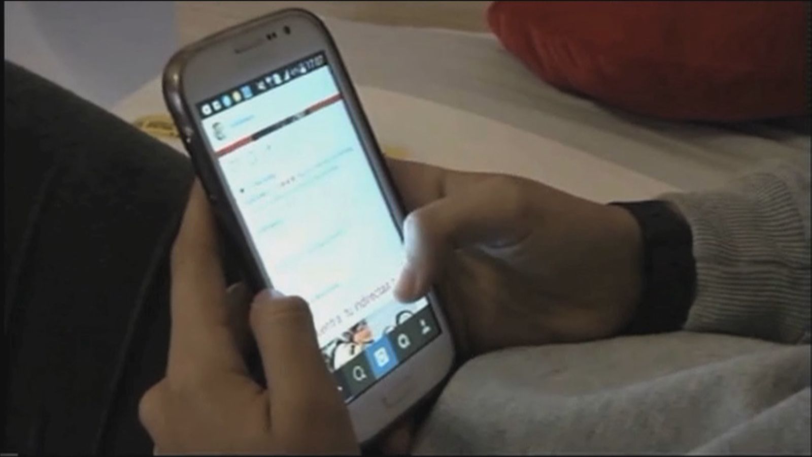 Una persona mira su teléfono móvil