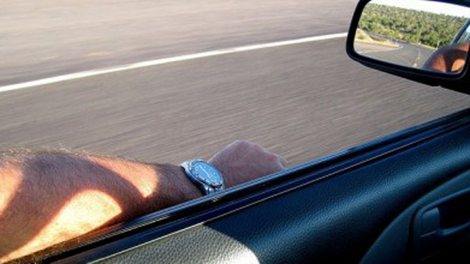 brazo_coche_ventanilla