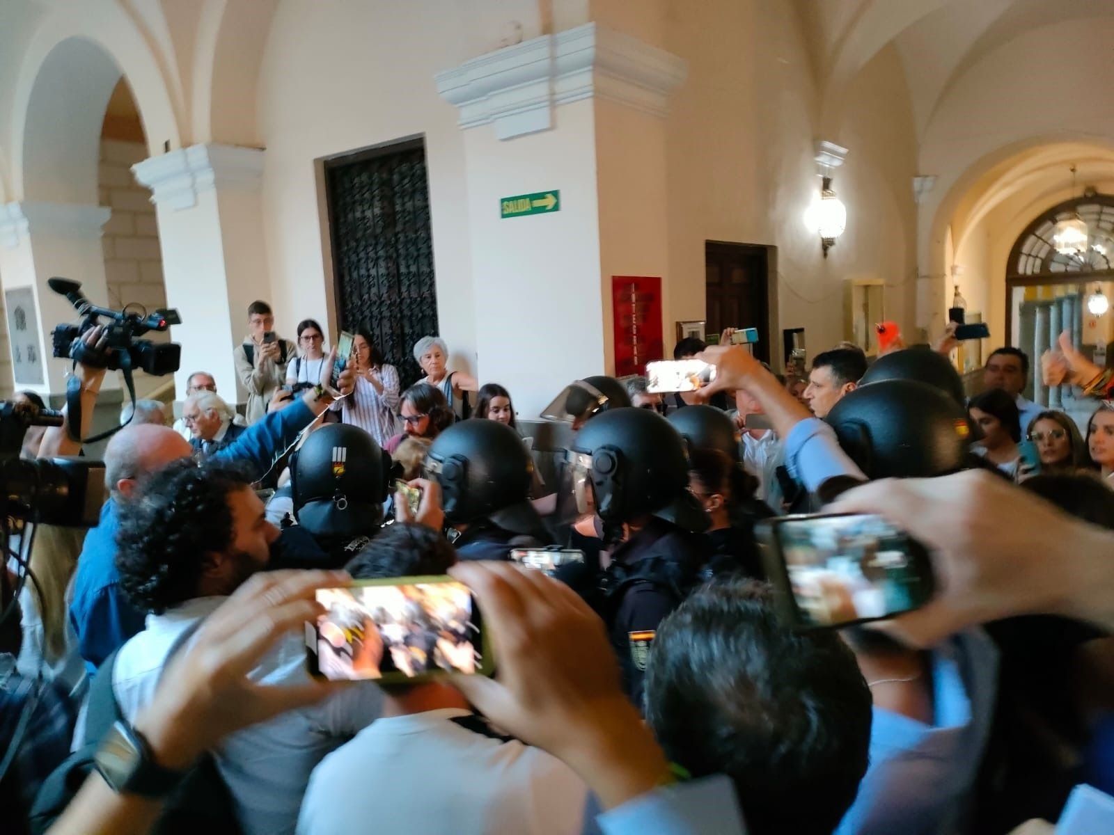 La Universidad de Granada condena el escrache a Macarena Olona