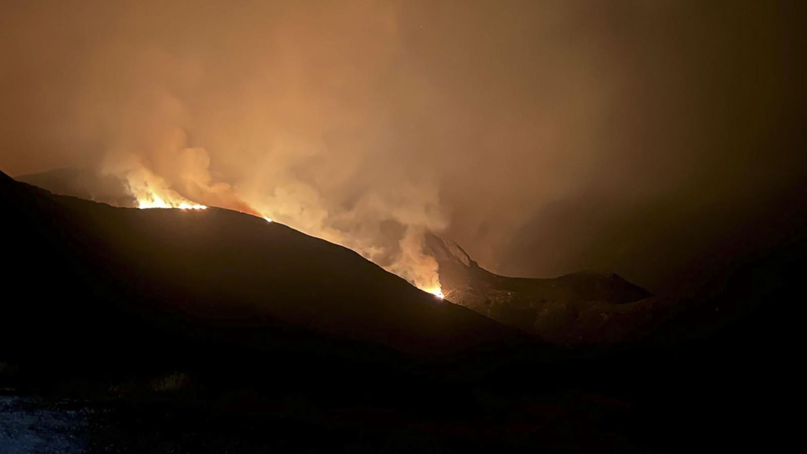 Fotografía cedida que muestra el incendio que afecta a la vertiente leonesa del Parque Nacional de Picos de Europa