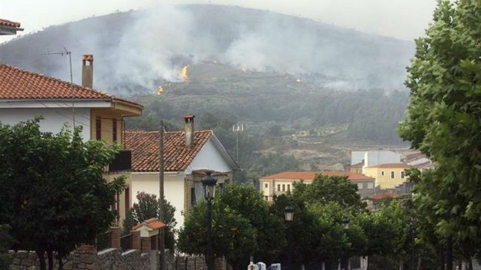 La previsión de viento obliga a mantener el nivel 2 en el incendio de Gata
