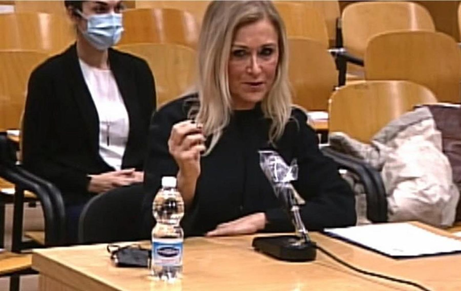 Cifuentes dice que no defendió su máster ante un tribunal, sino en un acto "informal"