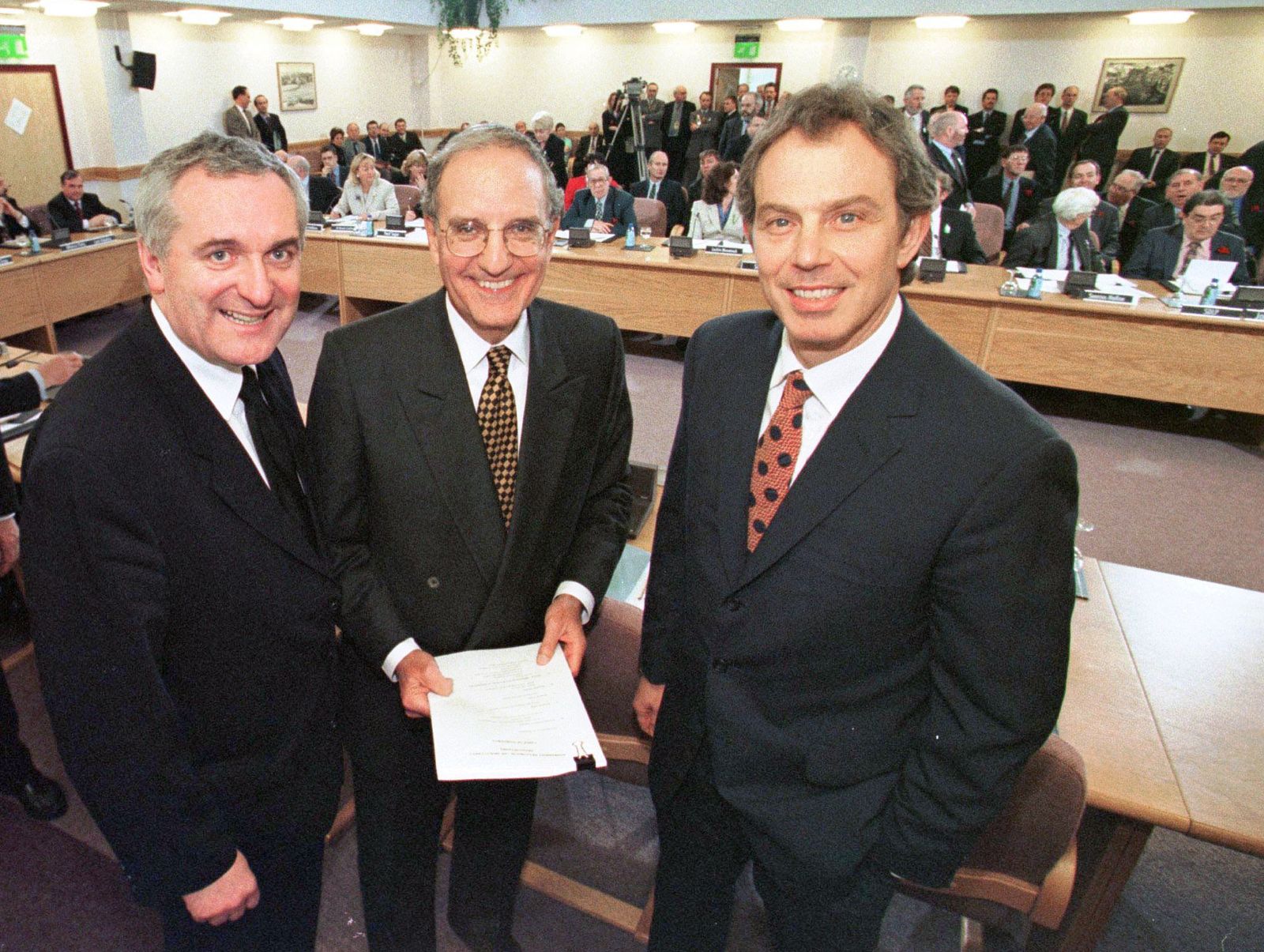 El primer ministro británico Ton y Blair, y el primer ministro irlandés Bertie Ahern, posan con el senador estadounidense George Mitchell, después de firmar el Acuerdo del Viernes Santo el 10 de abril de 1998