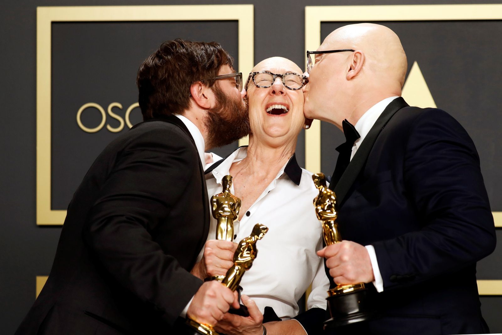 Jeff Reichert, Julia Reichert y Steven Bognar con el Oscar a Mejor Documental